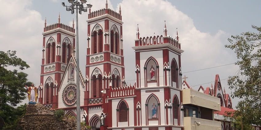 A picture of the Basilica of the Sacred Heart of Jesus, an iconic religious site.