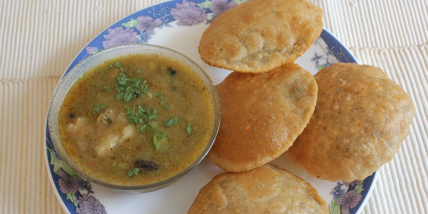 Bedai served with aloo sabzi, the best food in Agra that you can enjoy