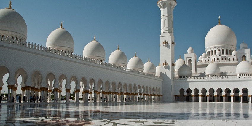 The image of a large mosque premises for offering prayer and seeking blessings.