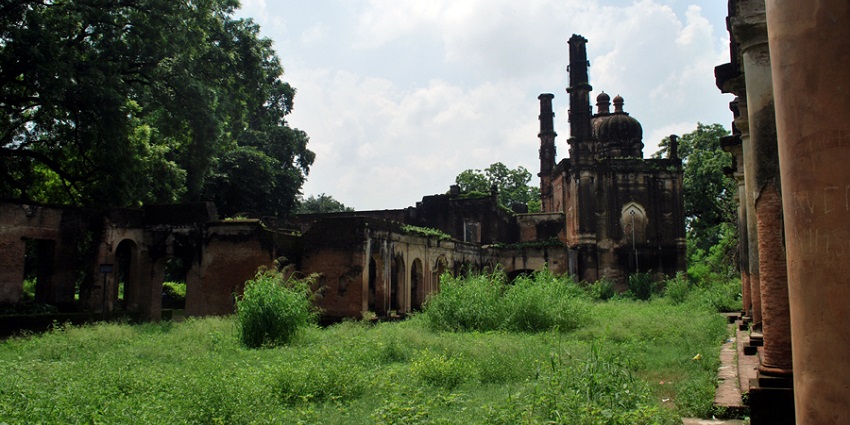 The ghost of a Begum is believed to haunt the ruins of this palace during the day.