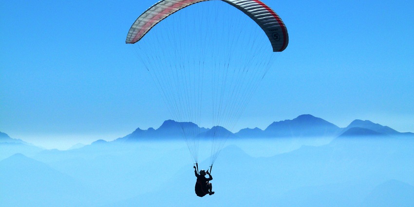 The best time for paragliding in Dehradun, Uttarakhand is between March and June.