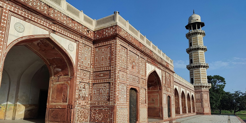 Side angle view of the archway halls of the fort against clear sky