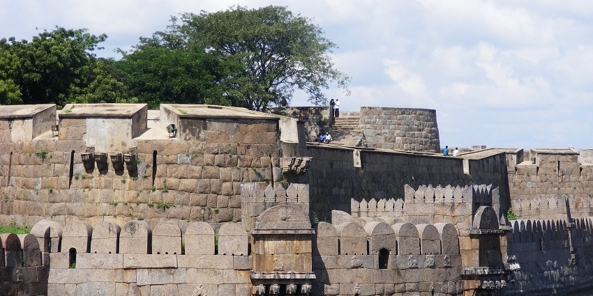 The ideal time to visit Gingee Fort Tamil Nadu is from November to February.