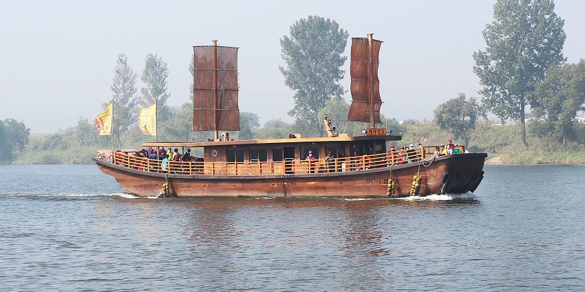 A boat Streaming in river for tour and travel