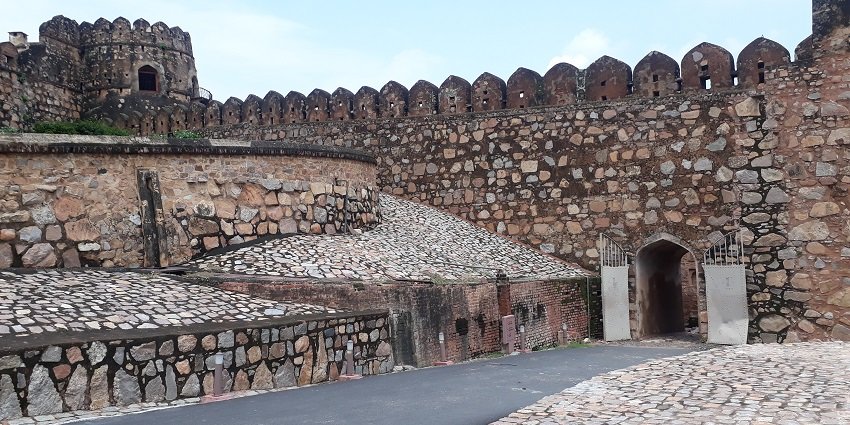 Shiva Lingam located in front of the Samthar Fort for travellers to explore.