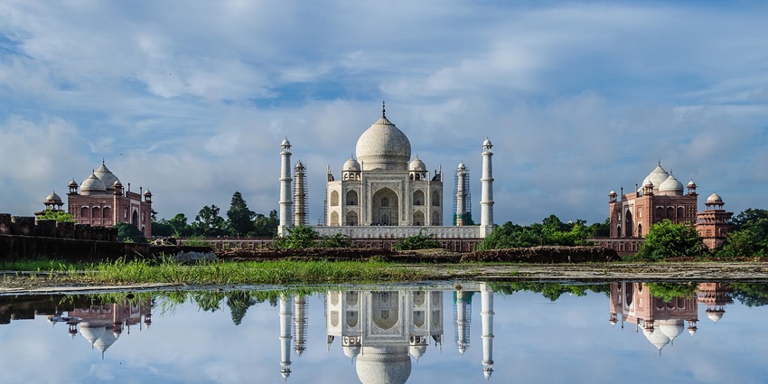 Magnificent wide angle picture of the Taj Mahal, offering the beautiful front view
