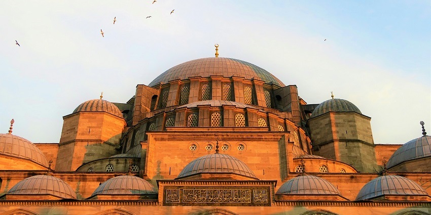The milder months of October through March are the best times to visit Alamgir Mosque, Varanasi.