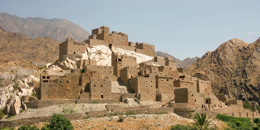 The best time to visit Kalinjar Fort is between October to March.