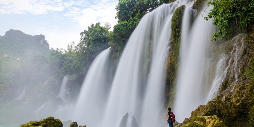 A view of Kodiveri Waterfall, one of the most famous places in Tamil Nadu.