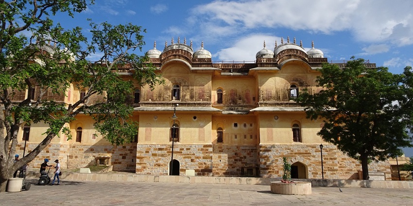 Visitors enjoying a day trip at Bhadohi Fort make for a scenic holiday experience
