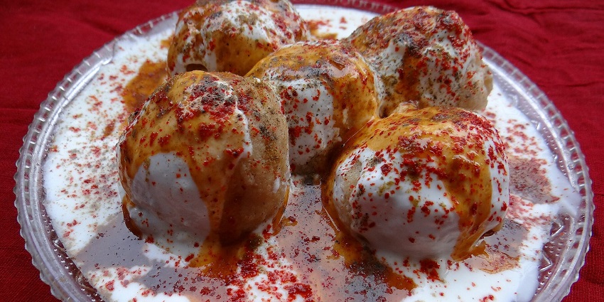 Bhalle topped with dahi and chutney, one of the best foods in Agra