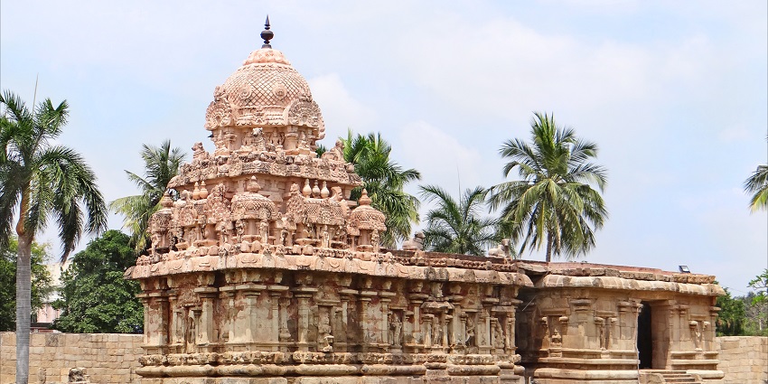 Inside of the Bhavani Sangameshwarar Temple with sculptures carved on the temple pillars.