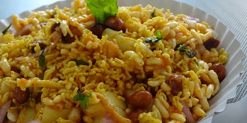 Crunchy snack mix of puffed rice, vegetables, and chutney.