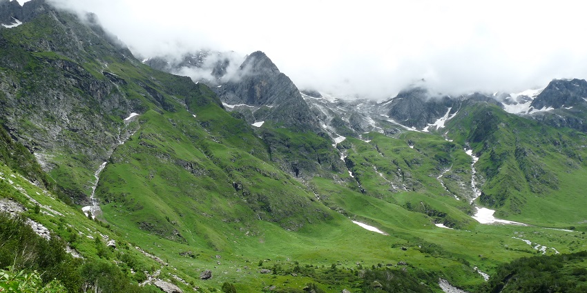 Bhilangna Valley is a gateway to Khatling Glacier with stunning natural scenery.