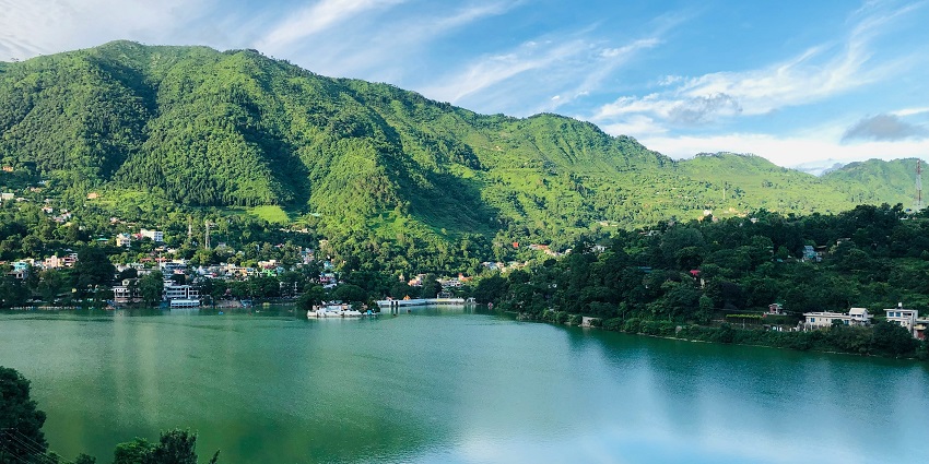 A scenic view of Bhimtal, one of the serene places to visit in Uttarakhand in July.