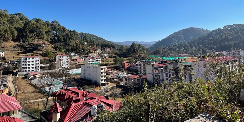 A picture of Bhimtal Lake surrounded by hills, one of the best hill stations near Lucknow.