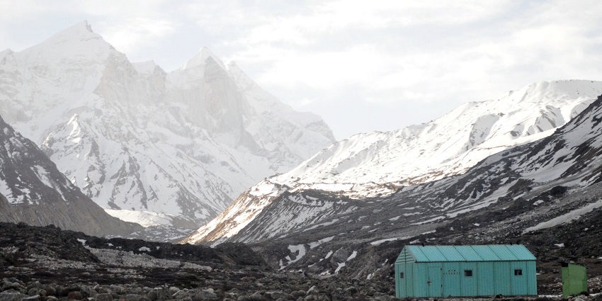 Scenic campsite offering stunning vistas and a serene mountain ambience.