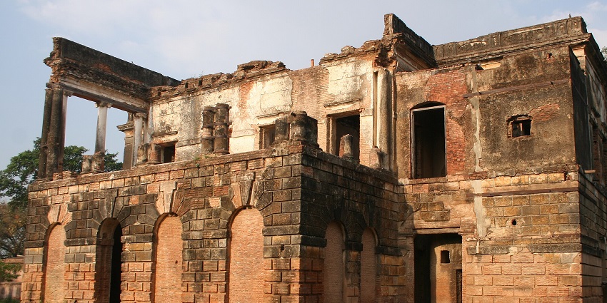 A picture of an abandoned bungalow in Lucknow with brick walls and a spooky ambience