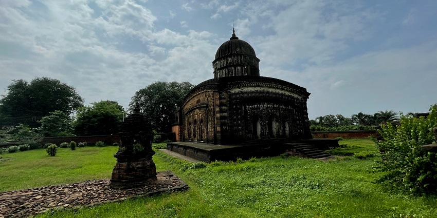 Ancient monuments reflecting the glory of Bishnupur, one of the hill stations near Durgapur.
