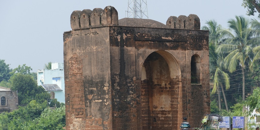 Main entrance gate of the fort, with an archway architecture