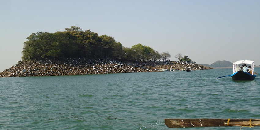 A relaxing boat ride on the Damodar River is one of the things to do in Asansol