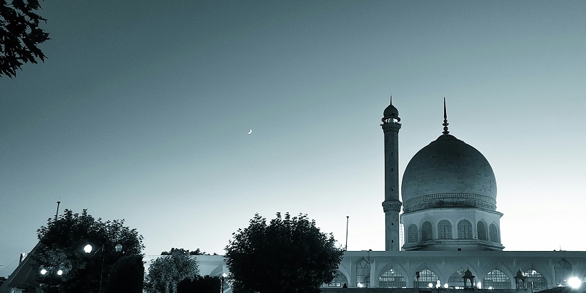 Hazratbal Shrine, a holy mosque is elegantly perched on the banks of Dal Lake, Srinagar.