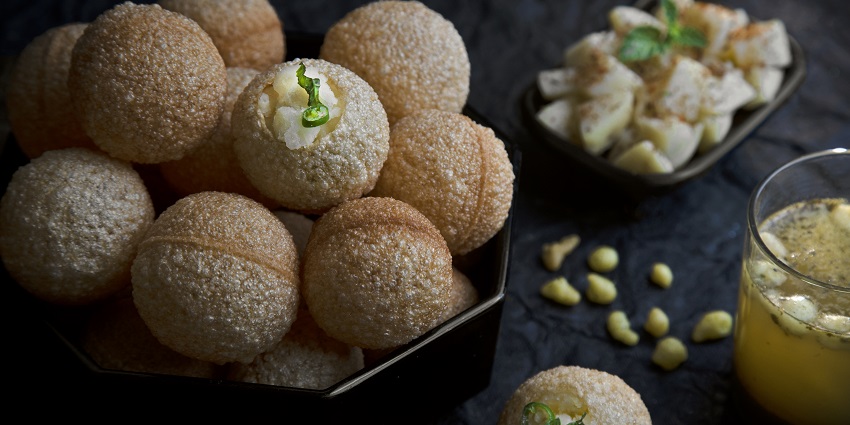 The savory golgappas on demand in the street food in Noida to eat.