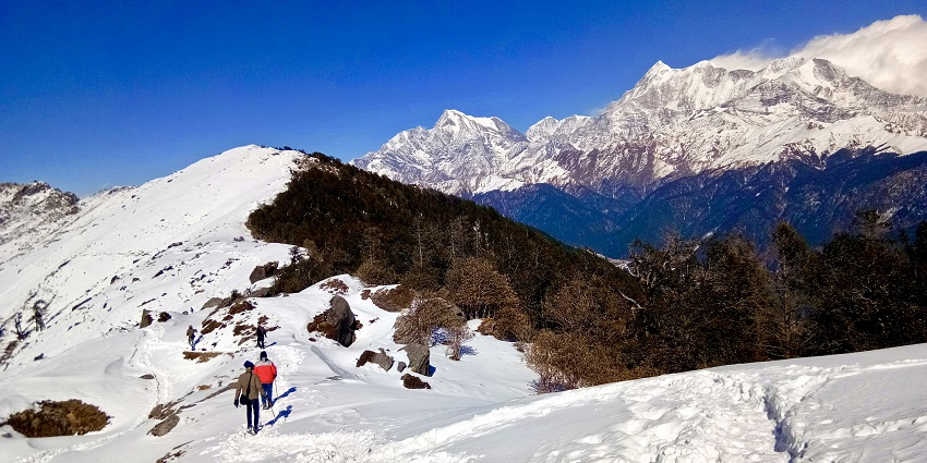 Brahmatal Trek provides mesmerizing views of snow-capped peaks and forests.