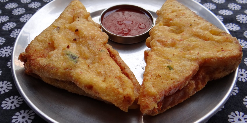 The best food in Dehradun is the stuffed bread slices coated in chickpea flour, deep-fried.