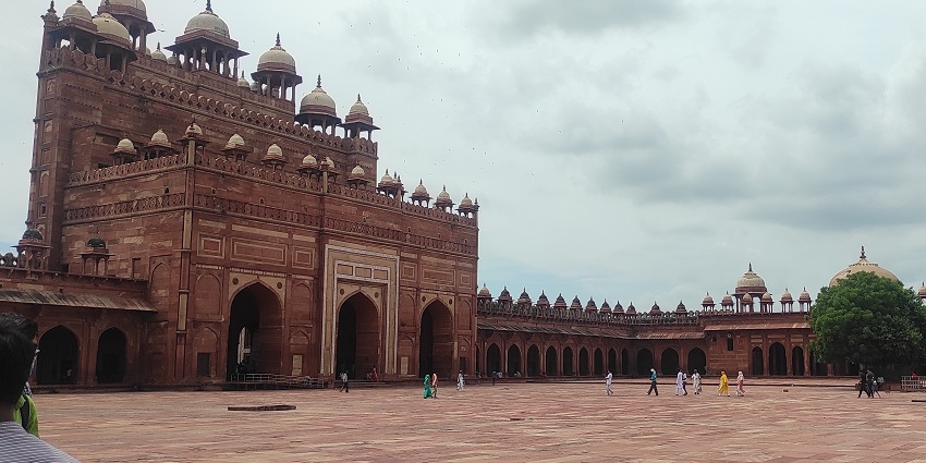 An image of Buland Darwaza, which is one of the best places to visit in Fatehpur Sikri.