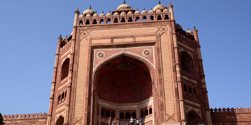 A picture of Buland Darwaza, which is the massive Mughal gateway in Fatehpur Sikri