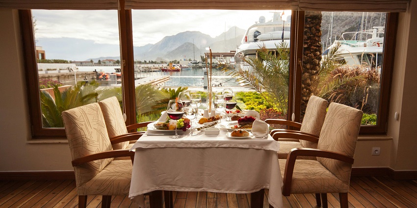 Historic café known for its warm atmosphere and delicious treats.