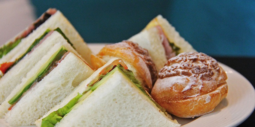 It is a very beautiful café with picturesque views and a relaxed ambience.