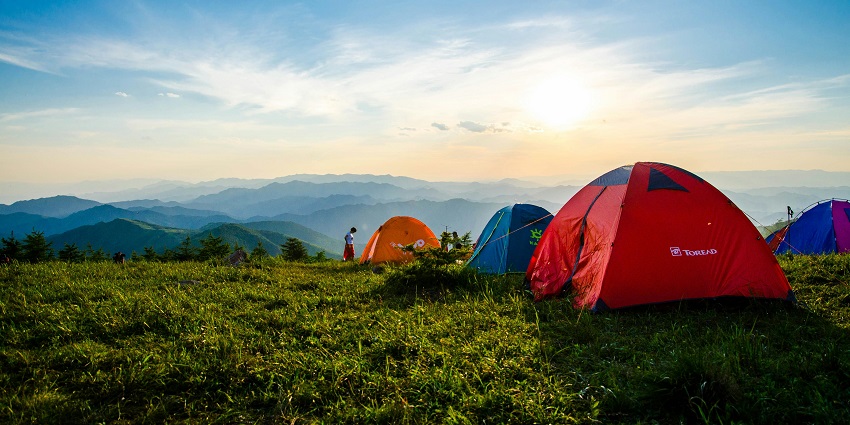 A glimpse of camps being set up on the sprawling lush green grounds of Uttarakhand.
