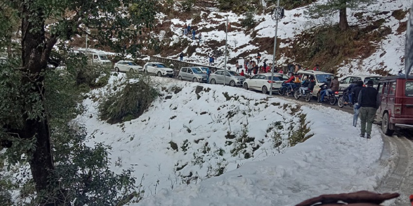 An image showing mesmerising roads covered with snow during winters in Chakrata.