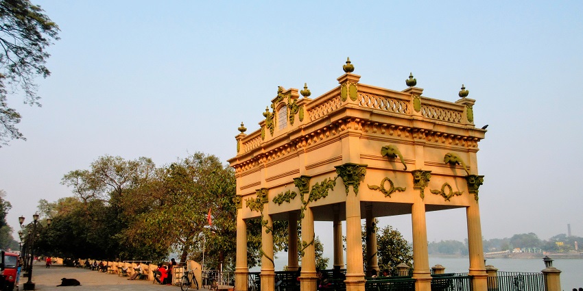 Image of a beautiful gateway on the Chandannagar Strand with a lake beside