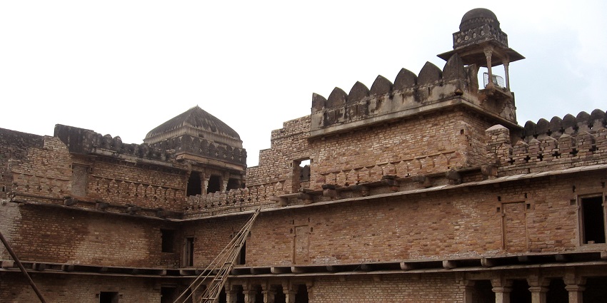 A picture of a ruined palace inside the Chanderi Fort, highlighting the traditional architecture