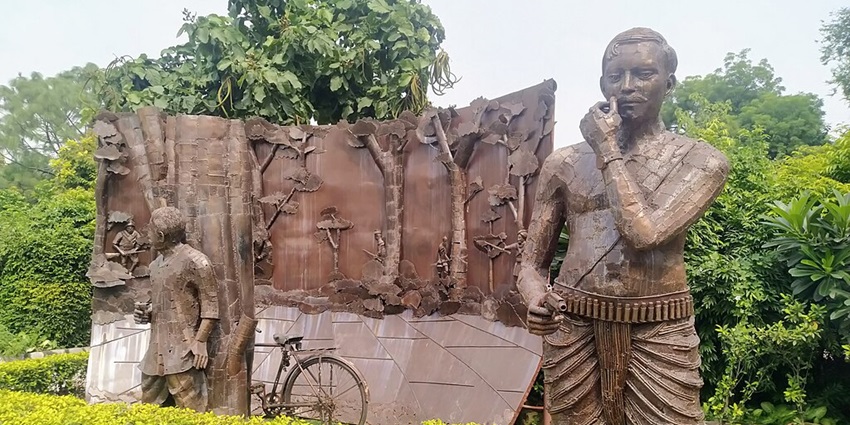 Visit the sculpture of Chandrashekhar Azad at the Chandrashekhar Azad Park.