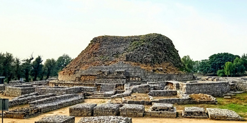 The Chaneti Stupa is an ancient Buddhist stupa dating back to the Mauryan period.