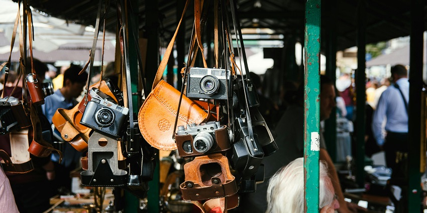 A glimpse of a busy intersection is known for shopping, dining, and sightseeing opportunities.