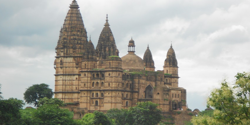 A picture of Chaturbhuj Temple, one of the revered places to visit near Jhansi.