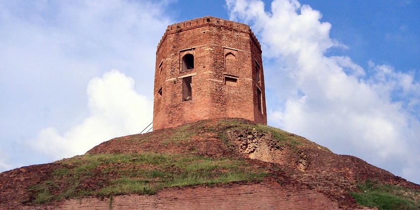 An image showing Chaukhandi Stupa, a notable tourist attraction near the zoo in Varanasi.