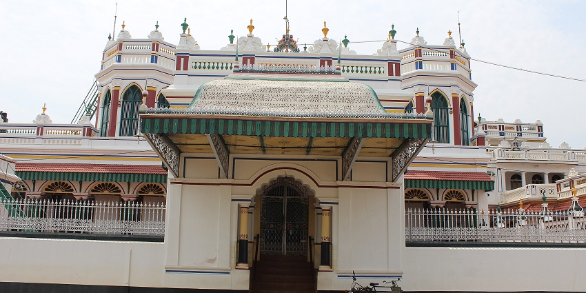 A frontal view of a mansion built with white marble and traditional architectural techniques