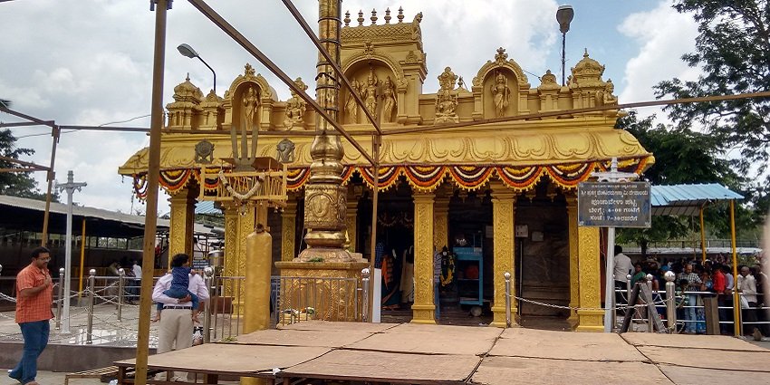 The devotees taking the blessing of Lord Venkateshwara at Chikka Tirupati Temple