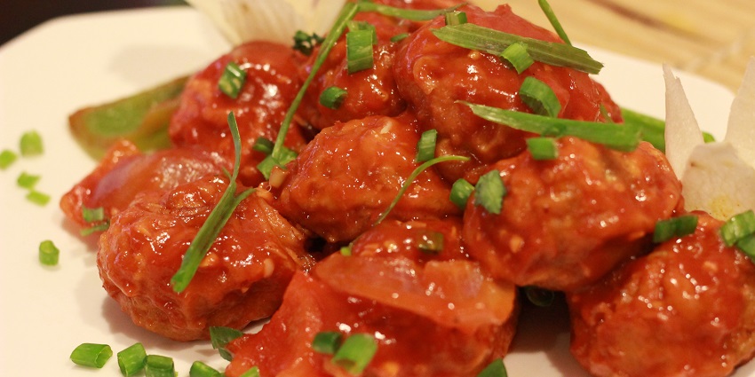 Try chilli momos, a popular street food in Uttarakhand for every traveller to try.
