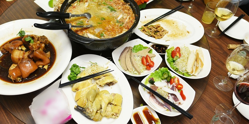 A picture of Chinese dishes presented on a table at a restaurant in Kolkata