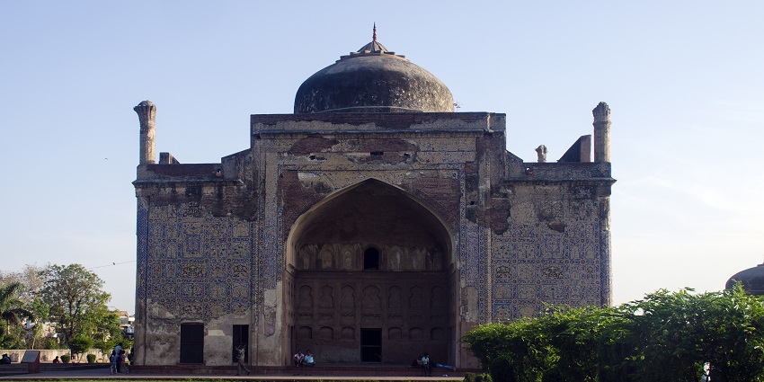 An image of Chini Ka Rauza, a hidden gem among places to see near the Taj Mahal.