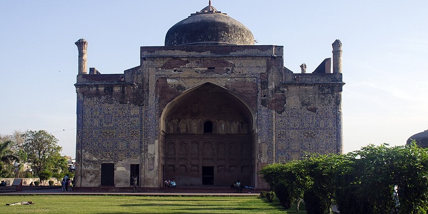 Explore the unique architecture of Chini Ka Rauza, one of the offbeat tourist places in Agra.