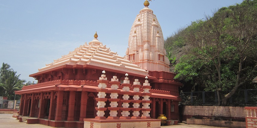 Kushalnagar tourist places feature a temple dedicated to Lord Ganesha, offering serene surroundings.