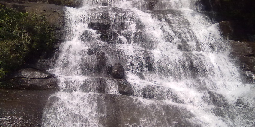 An image of Chinna Suruli Falls, a popular place near Megamalai Wildlife Sanctuary